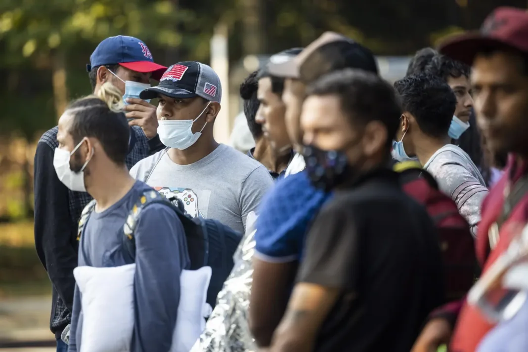 Conoce la razón por la que migrantes en Los Ángeles podrían ser multados con $998