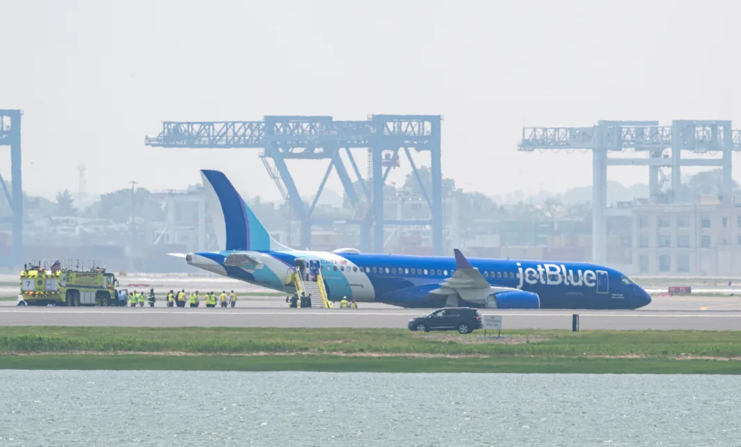 Avión de JetBlue se sale de la pista en aeropuerto de Boston: ¿Hubo heridos?