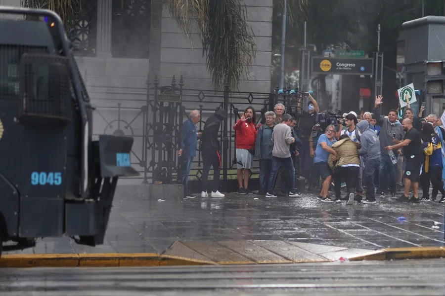 Más gremios se unen a protesta de jubilados en Argentina