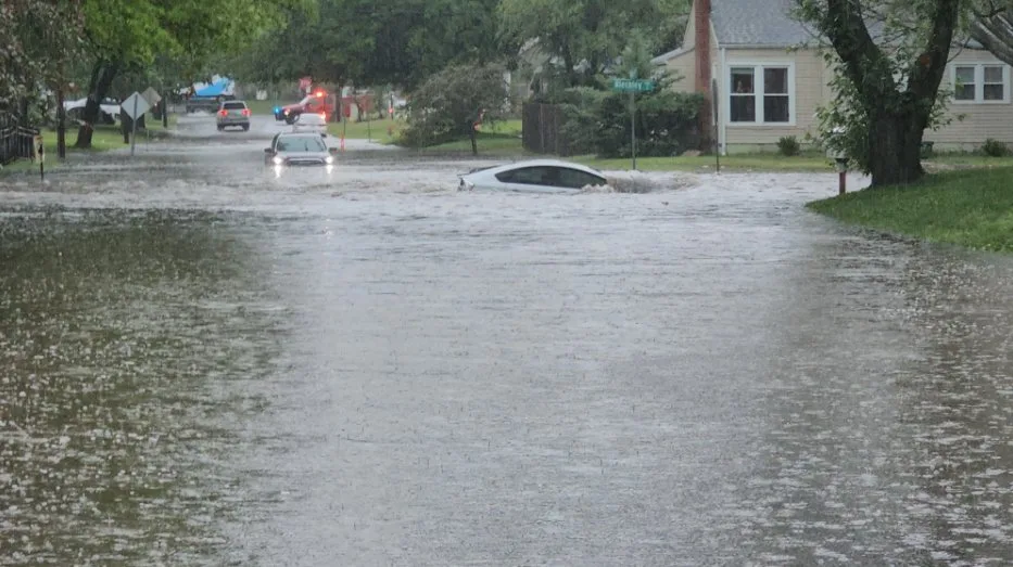 Lluvias torrenciales provocan rescates de emergencia en carreteras de Kansas