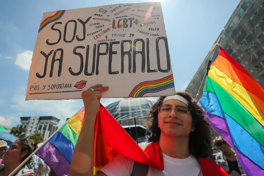 Vive el orgullo con estas películas LGBT+ en Disney+