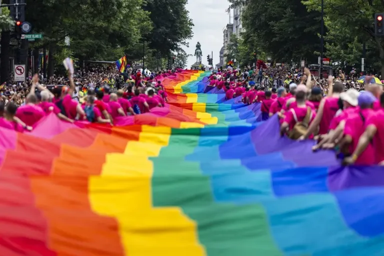 Miles protestan contra Trump en marcha del orgullo LGTBQ+ en Washignton