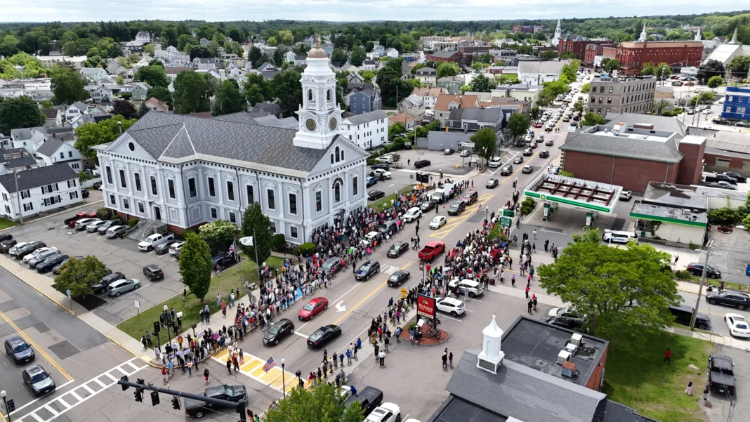 Comunidad de Massachusetts exige justicia tras detención de joven por ICE