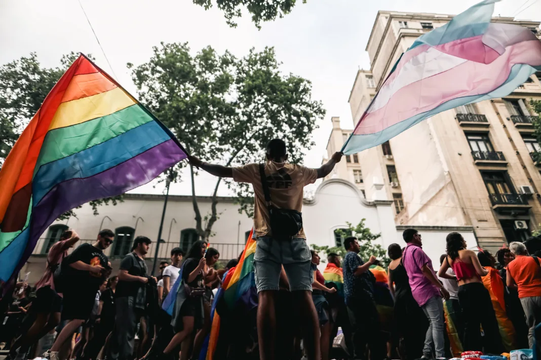 Atlanta: Acusan a cuatro por vandalizar banderas LGBTQ