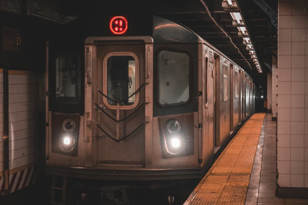 Tragedia por TikTok: “Subway surfing” suma 6 niños muertos en NY