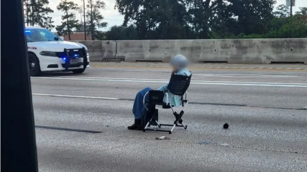 Texas: mujer mayor bloquea carretera con pistola en mano