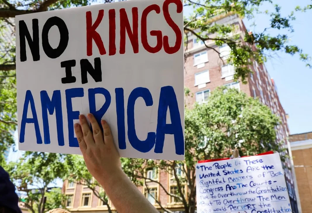 Convocan más de 1.800 protestas “No Kings”: ¿Dónde cuándo serán?