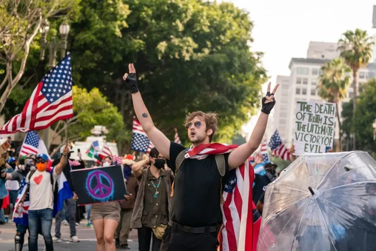 Disminuyen las protestas en Los Ángeles tras marcha histórica