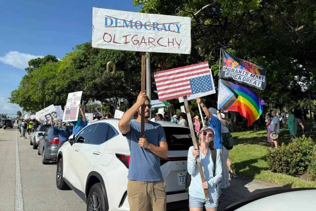 Corean contra el autoritarismo: Trump enfrenta protestas en su vecindario de Mar-a-Lago