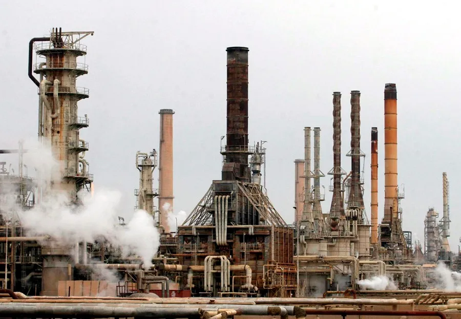 El petróleo cae tras anuncio de alto el fuego entre Irán-Israel