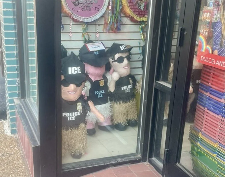 Negocio latino en Chicago lanza piñatas de ICE en redadas