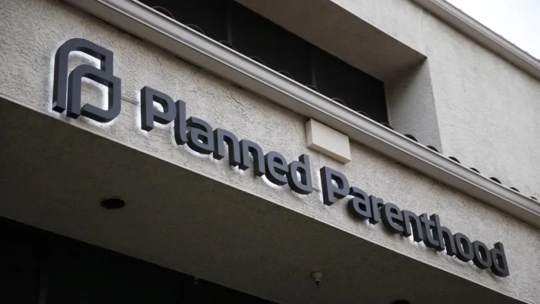 ¿Adiós a Planned Parenthood? Estados podrán quitarle fondos