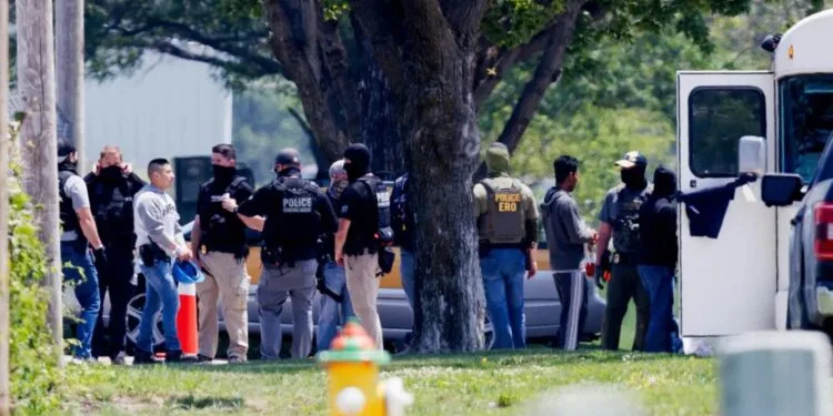 Protestas tras redada migratoria en planta cárnica de Nebraska