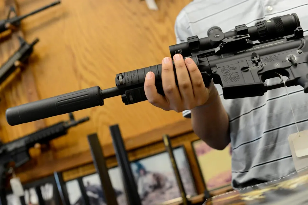 Batalla legal por los gatillos aceleradores: Varios estados demandan al gobierno federal