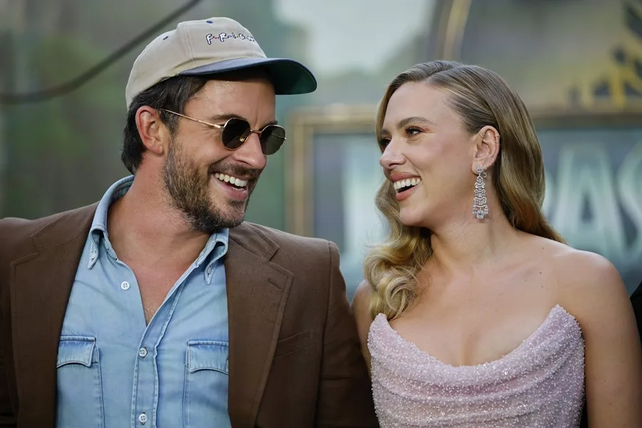 ¿Por qué Scarlett Johansson besó a hombre que no es su esposo?
