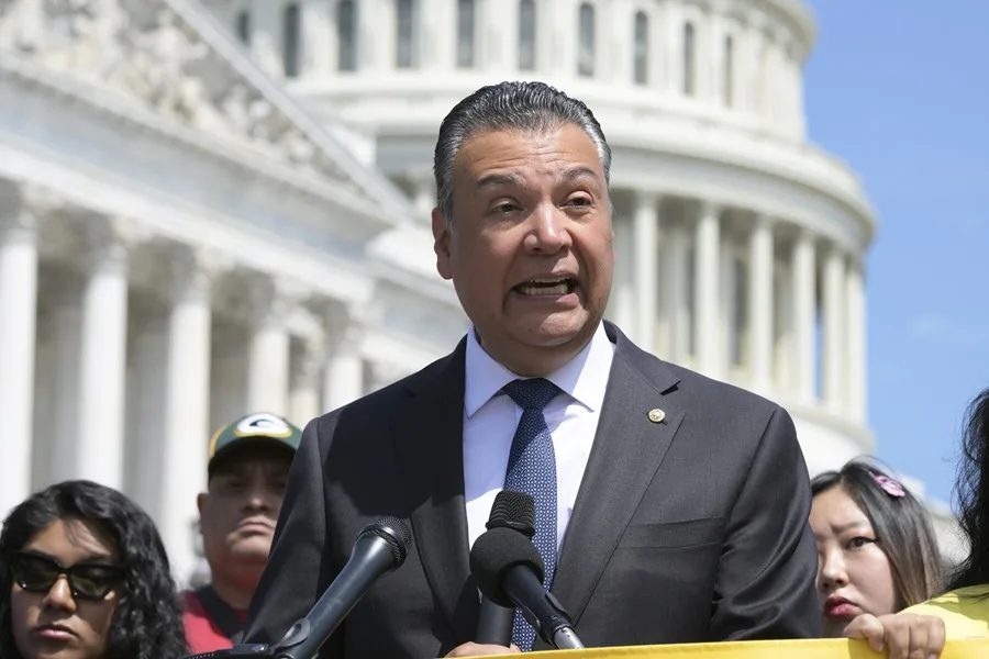 senador demócrata por California, Alex Padilla