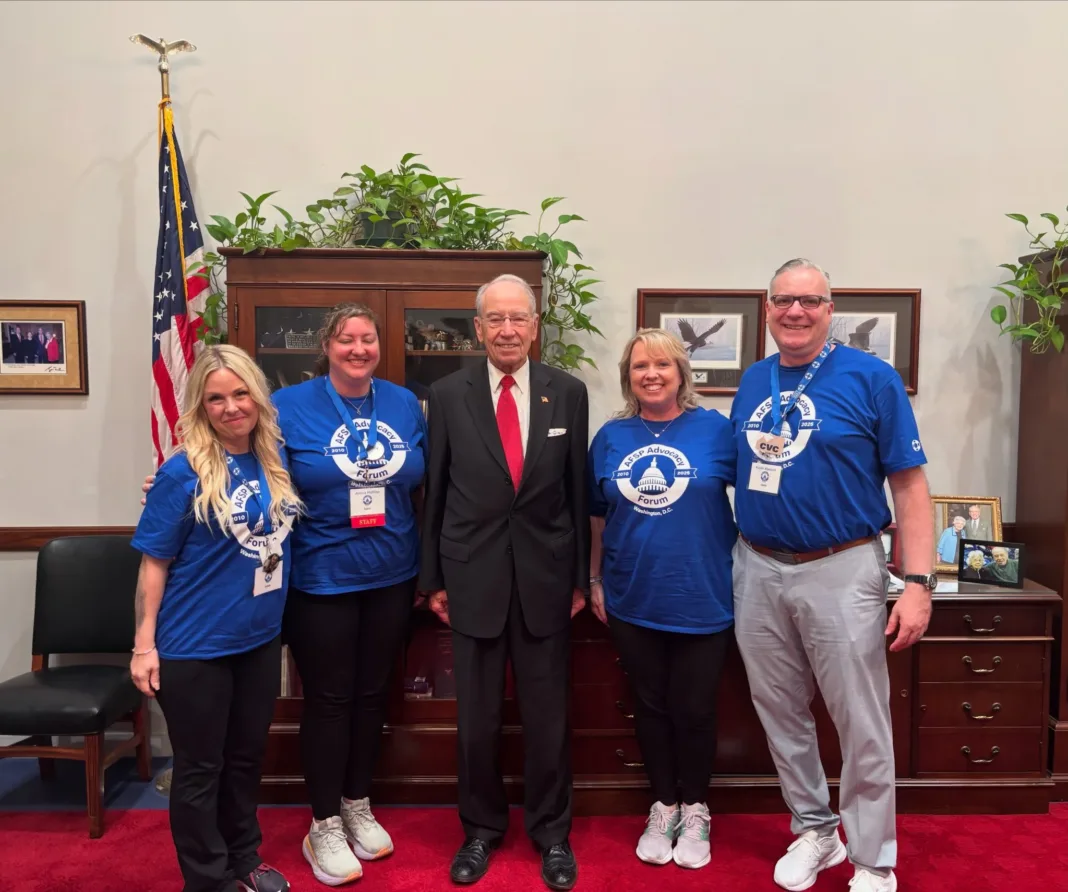 Senador Grassley critica retrasos en apoyo a policías y bomberos