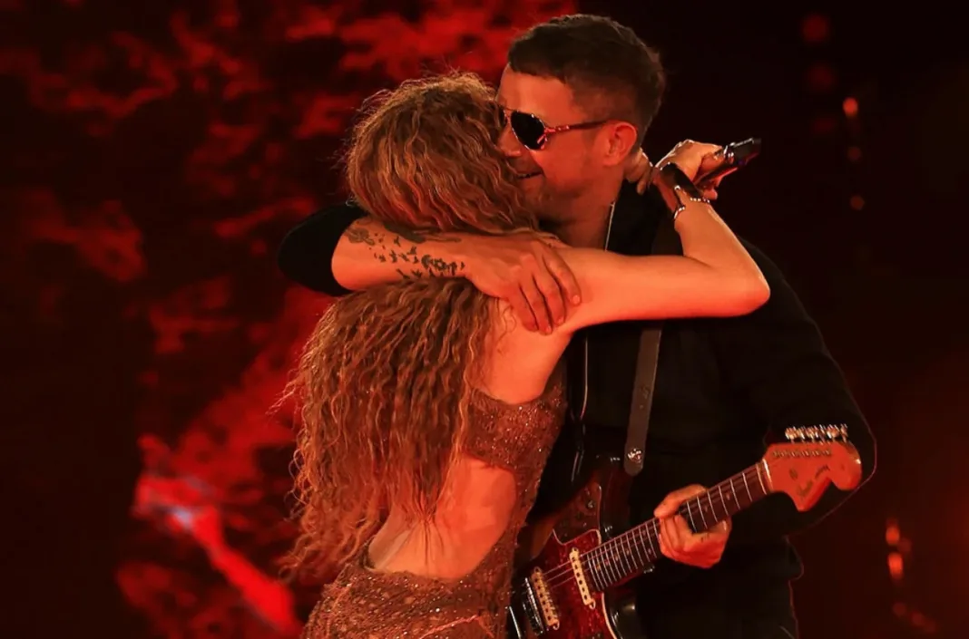 Shakira enciende redes con coqueto comentario a Alejandro Sanz