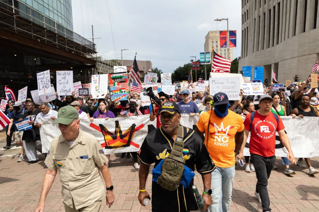 Protestas ‘No Kings’: Miles salen a las calles en Texas por rechazo a Trump