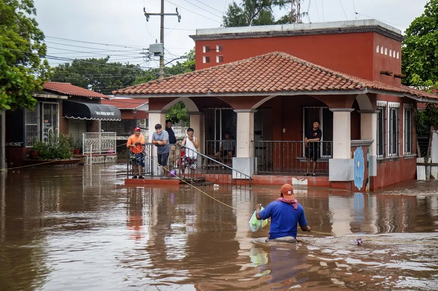 Tormenta Erick cobra una vida y causa estragos en México