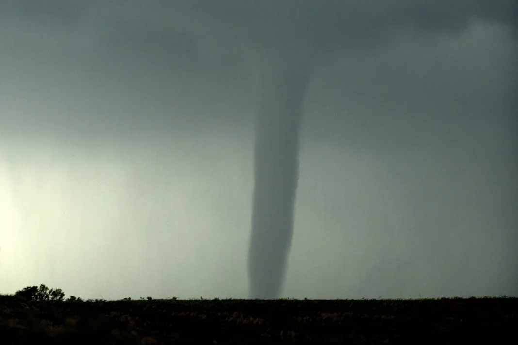 Milagro en Florida: Tornado levanta casa con mujer adentro
