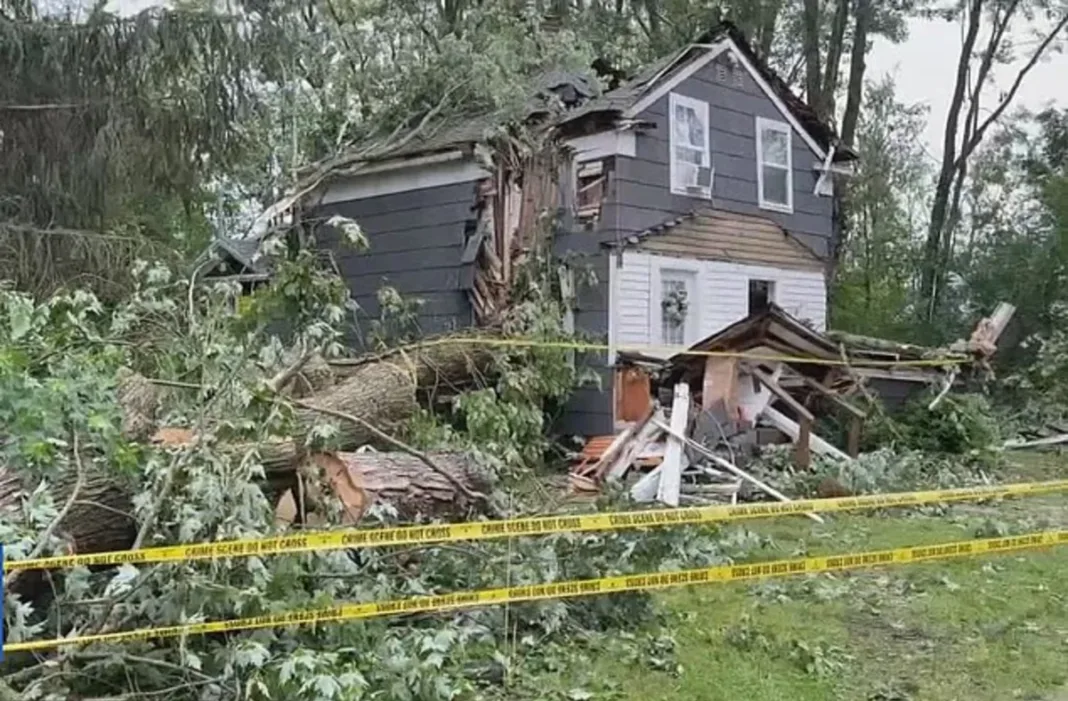 Tres muertos tras paso de tornado en Nueva York