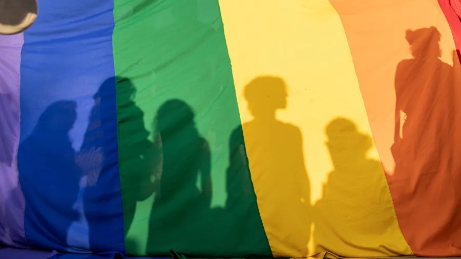 Trump eliminará línea de ayuda para jóvenes LGBTQ+: ¿Hay otras opciones?