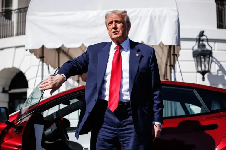 Trump evalúa vender su auto Tesla en medio de tensiones con Elon Musk