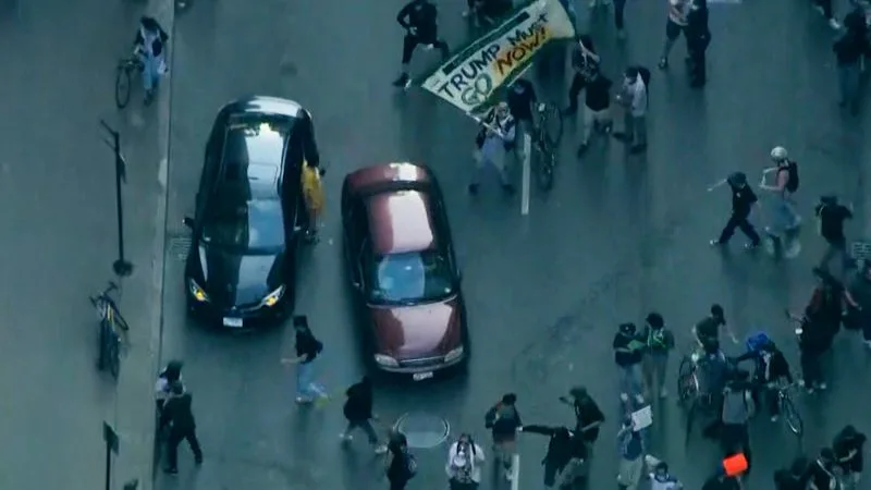 Coche embiste a manifestantes en Chicago