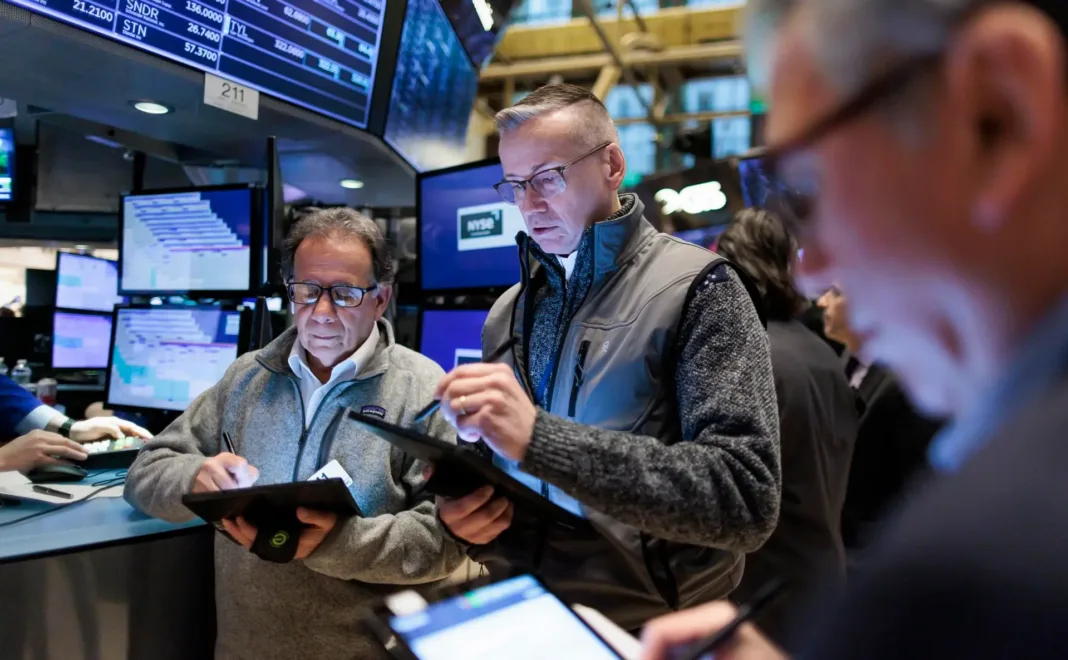 Tensión global sacude a Wall Street: Caen las acciones y sube el petróleo
