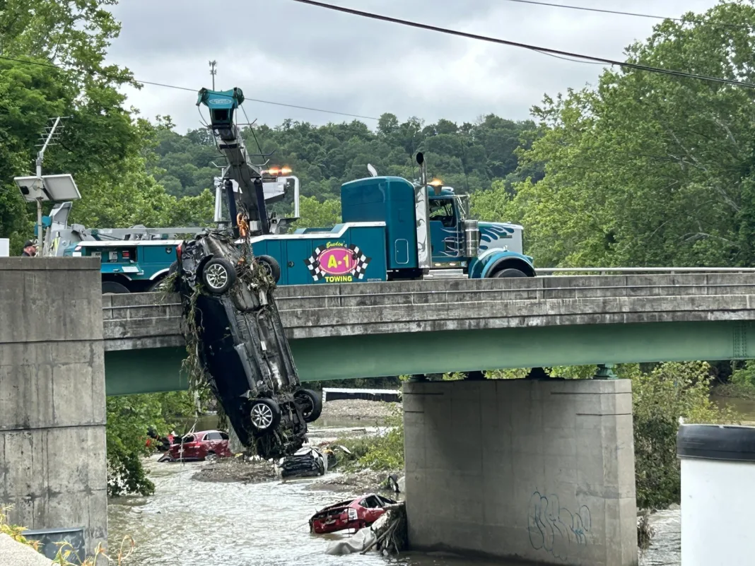 Emergencia por inundaciones en West Virginia deja muertos y derrumbes
