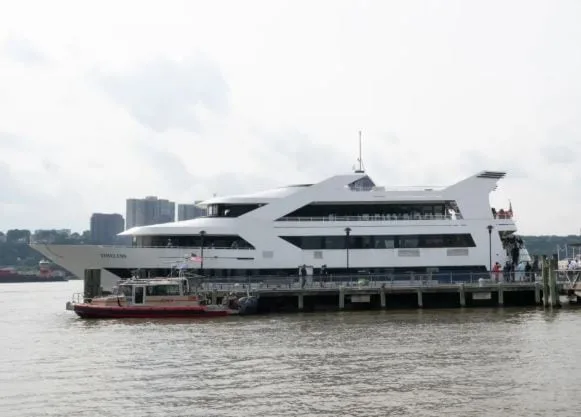yate con 400 personas choca en Nueva York