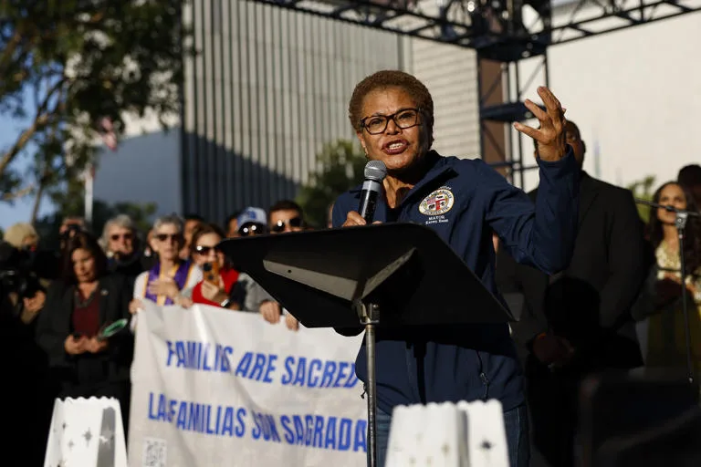 Alcaldesa de Los Ángeles enfrenta a Trump