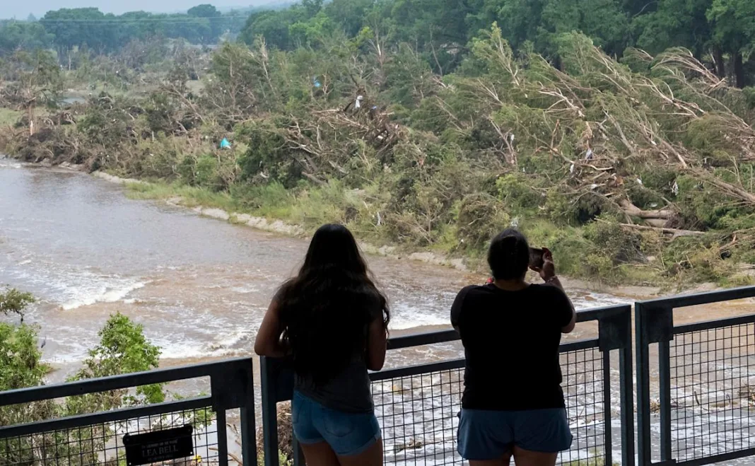 Aumenta a 104 el número de muertos por inundaciones en Texas