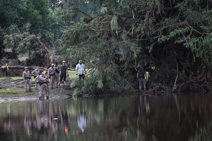 Confirman la muerte de 27 niñas del campamento Mystic