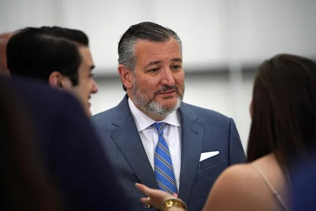 Critican a Ted Cruz por viajar mientras Texas se inunda