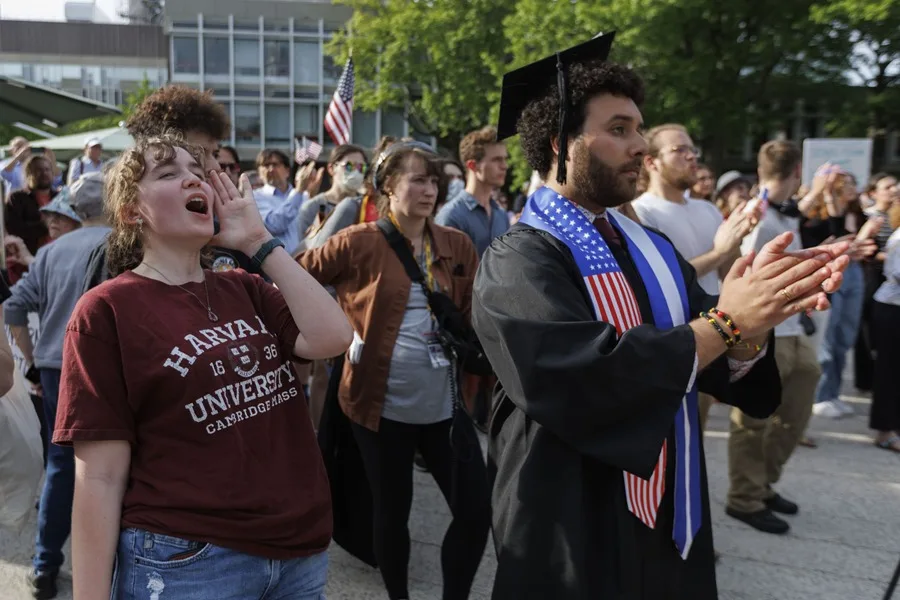 Estudiantes extranjeros en la mira de Trump: Exige a Harvard entregar datos