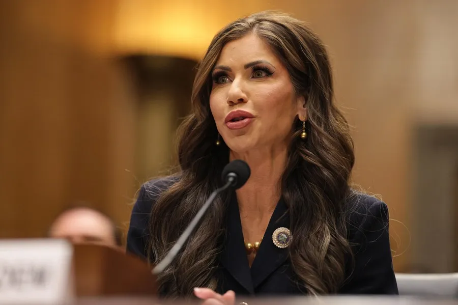 Kristi Noem relata la crisis de un migrante