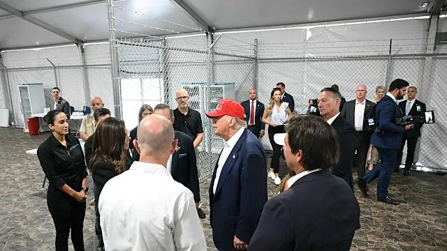 Legisladores demandan a DeSantis por Alligator Alcatraz