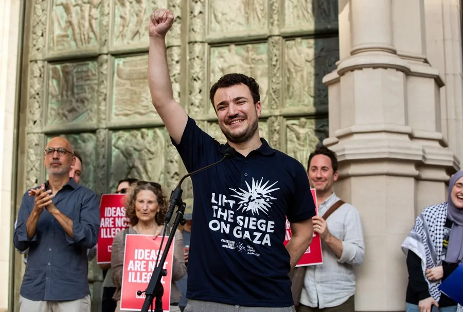 ICE arrestó a este activista propalestino y ahora exige $20 millones