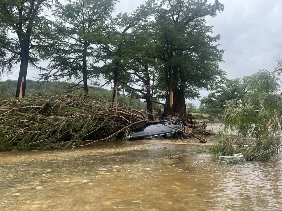 Buscan a niño mexicano de 2 años tras inundaciones en Texas