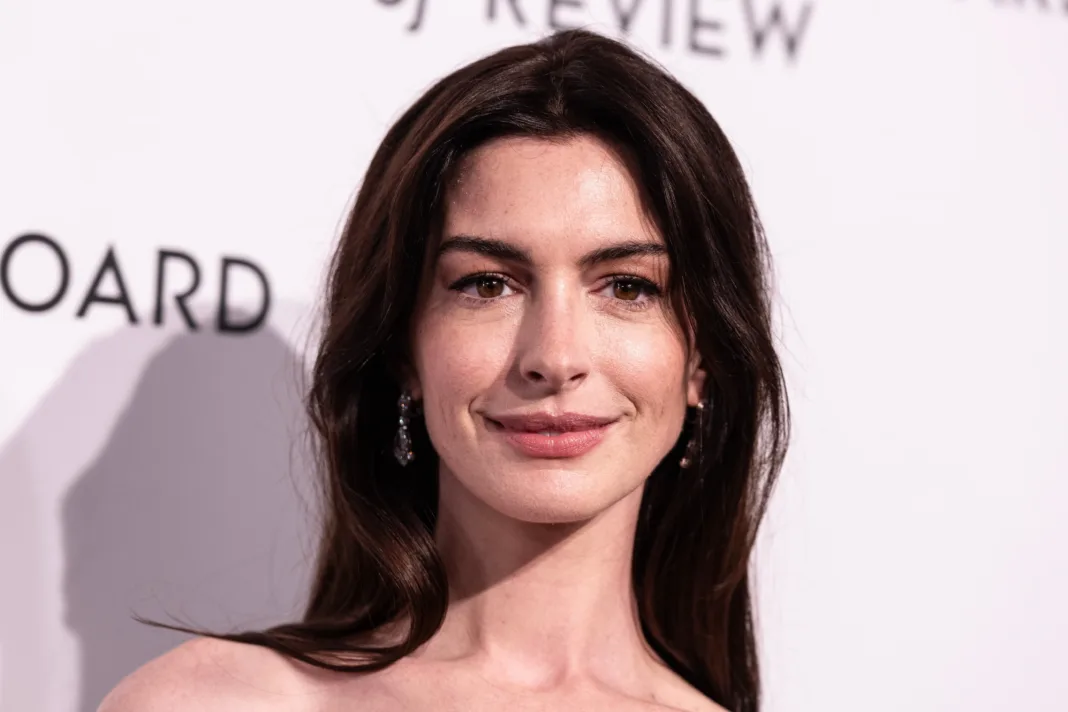Anne Hathaway debuta como cantante en ‘Mother Mary’