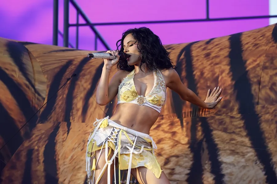 Becky G alza la voz por sus raíces latinas: “Merecemos ser felices”