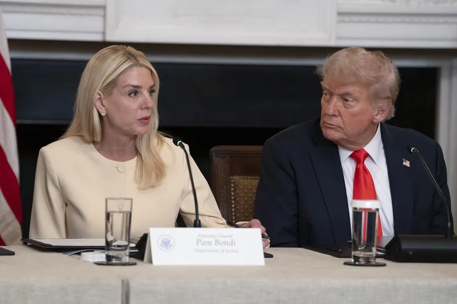 EE.UU. despide a fiscales clave en casos contra Trump: más de 20 funcionarios fuera del Departamento de Justicia