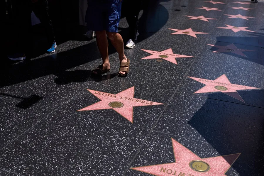 Miley Cyrus, Demi Moore y Timothée Chalamet recibirán estrellas en el Paseo de la Fama
