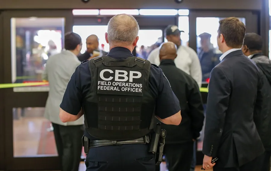 ¿Puede CBP revisar tus chats de WhatsApp? Esto debes saber