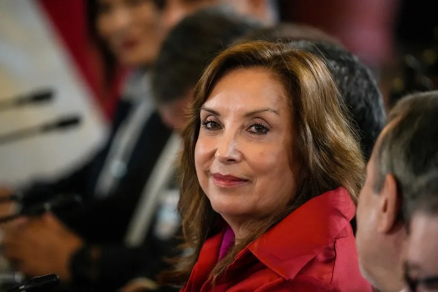 Polémica en Perú: Suben el sueldo de Boluarte un 122 %