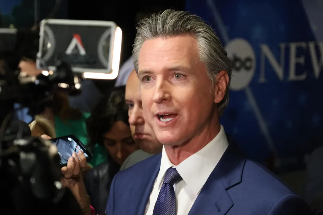 Newsom acusa a Trump de retroceder al país con su agenda política