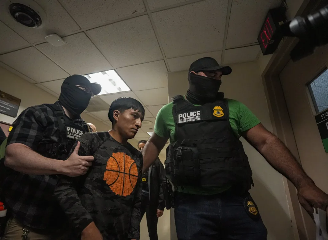 ¿Por qué los agentes de ICE se cubren el rostro? Esto dice un abogado