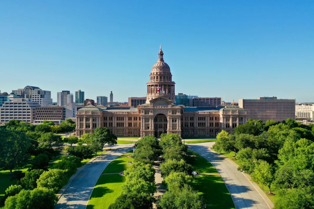 Polémica en Texas: ¿Por cuál ley religiosa en escuelas demandan al estado?